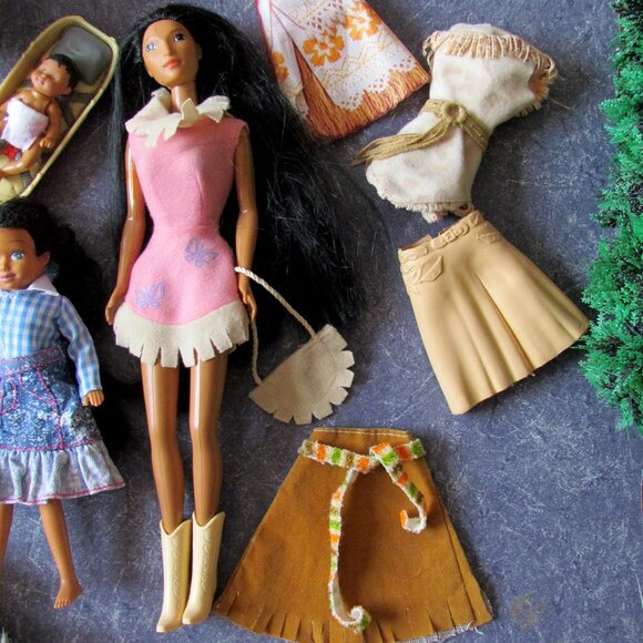 POCAHONTAS DOLL + GIRL + BABY NATIVE AMERICANS + CLOTHES, FUR; DISNEY BARBIE - Picture 7 of 8